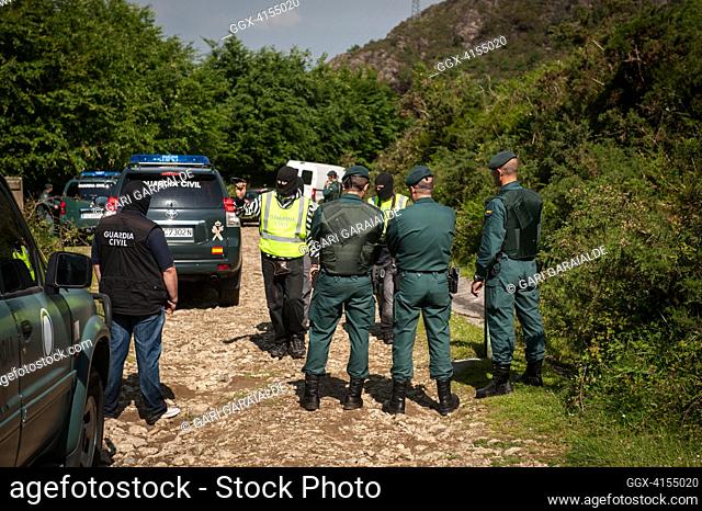 Operation of the Spanish Civil Guard to remove some stakes with the names of dead ETA members. Oiartzun (Spain). June 2, 2014