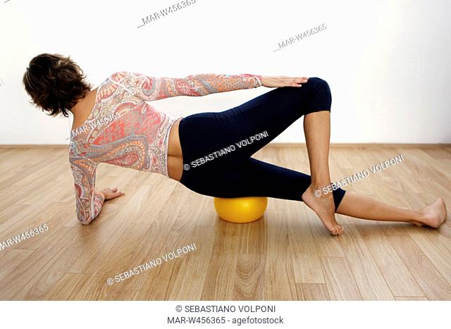 donna in palestra che pratica body rolling