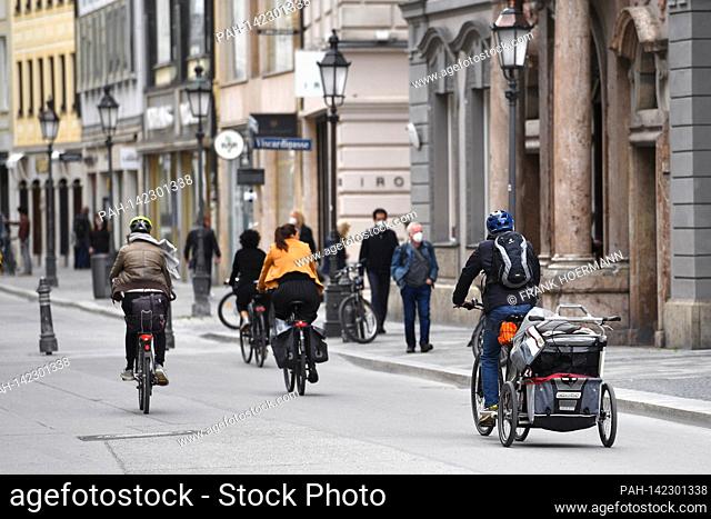 Topic picture: Cyclists and pedestrians on the streets in the city center in Muenchen.Altstadt, Fahrradanhaenger, | usage worldwide