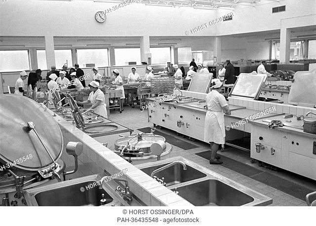 A view of the canteen kitchen. At an expense of 1, 6 million Mark, one of the most modern hospital kitchens of Germany was built in the Krupp hospital in Essen