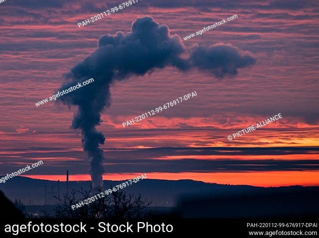 12 January 2022, Hessen, Frankfurt/Main: The steam cloud of the Staudinger coal-fired power plant near Großkrotzenburg stretches across the Main plain and the...