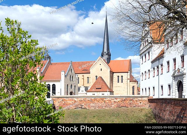 14 April 2020, Brandenburg, Doberlug-Kirchhain: The Protestant monastery church St. Marien (M) can be seen between the refectory (dining hall of the monks) and...