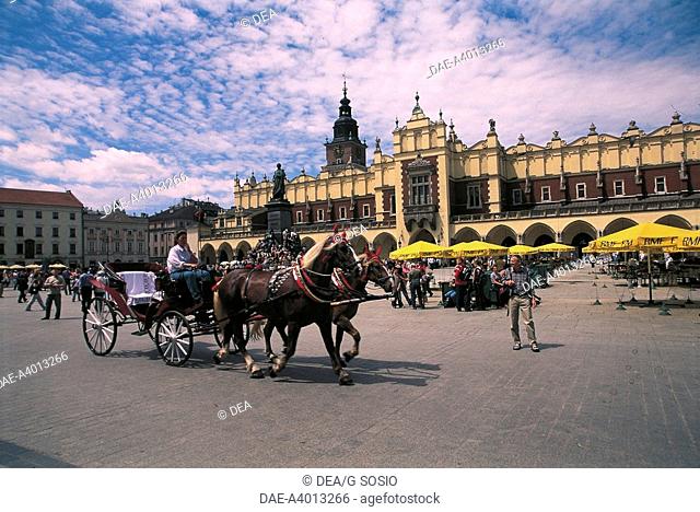 Poland - Malopolskie voivodship - Krakow Historic Centre (UNESCO World Heritage Site, 1978). Main Market Square (Rynek Glowny). Horse-drawn carriage