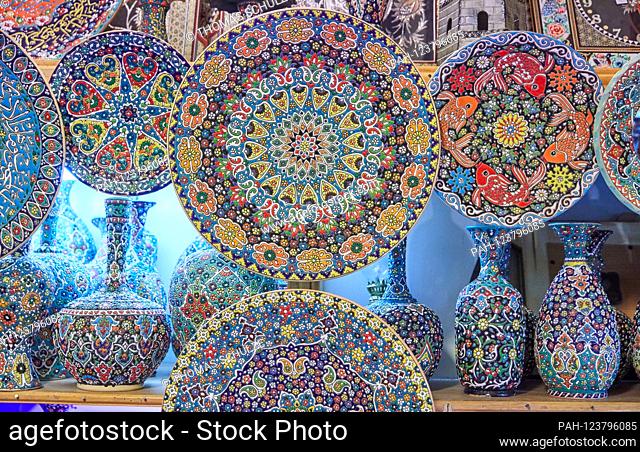 Handicrafts in the Saray-e Moshir bazaar which is part of the large Wakil bazaar in the Iranian city of Shiraz, taken on 03.12.2017. | usage worldwide