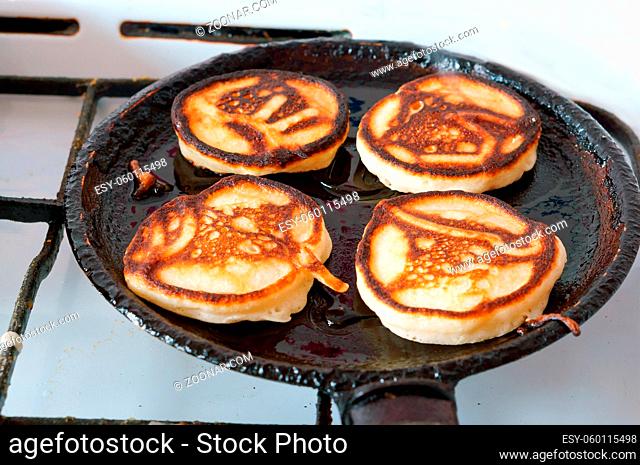 pancakes in a pan, bake pancakes, homemade cakes
