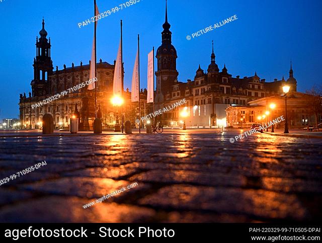 29 March 2022, Saxony, Dresden: The Theaterplatz with the Hofkirche (l), the Hausmannsturm (M) and the Residenzschloss are empty in the morning