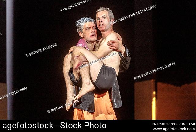 11 September 2023, Hamburg: Actors Carlo Ljubek (l-r) as Dionysios and Christof Van Boven as Pentheus perform at the photo rehearsal of ""Anthropolis I
