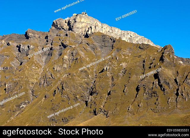 Die Felskuppe des Gipfels Brig mit der Mittelstation der Schilthornbahn, Wandergebiet Mürren, Berner Oberland, Schweiz / The rock face of Mt Birg with the mid...