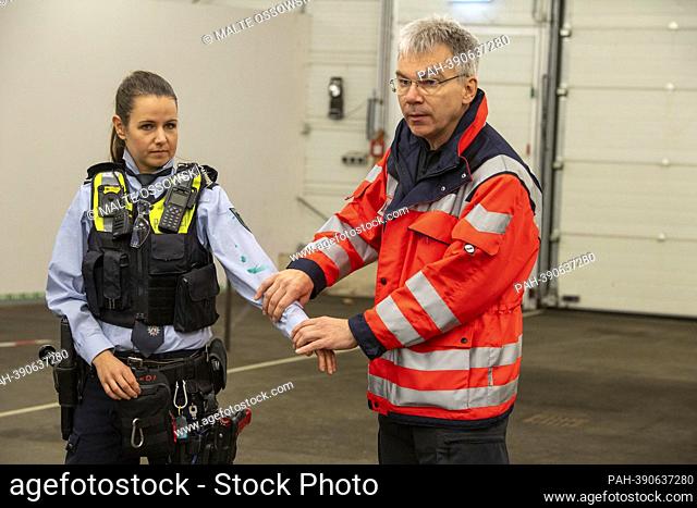 dr Thomas SCHLEUSS, Schleuss, emergency doctor, explains the danger of stab and cut injuries, here after a simulated knife attack on the police commissioner...