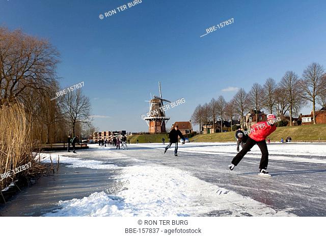 Ice skaters in Dokkum at the Eleven cities route