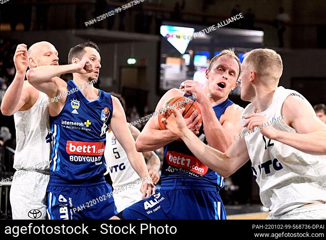 02 January 2022, Hamburg: Basketball Bundesliga, Hamburg Towers - ALBA Berlin, Matchday 15 at edeloptics.de Arena. Berlin's Luke Sikma (2nd from right) secures...