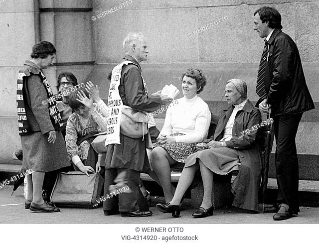 GROSSBRITANNIEN, LONDON, 02.06.1979, Seventies, black and white photo, people on a peace demonstration, discussion of several participants, men