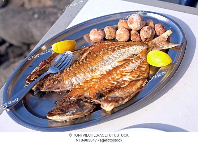 Pescado y papas arrugás en un restaurante de El Golfo  Isla de Lanzarote