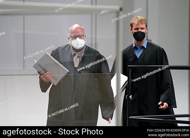 28 June 2022, Schleswig-Holstein, Itzehoe: Niklas Weber (r) and Wolf Molkentin, attorneys for 97-year-old defendant Irmgard F