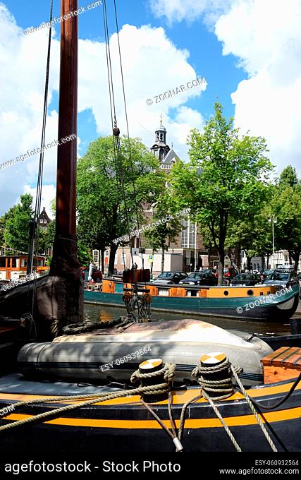 Gracht , Amsterdam, holland, niederlande, fluss, grachten, schiff, boot, gewässer, stadt, kanal, haus, häuser. stadthaus, stadthäuser