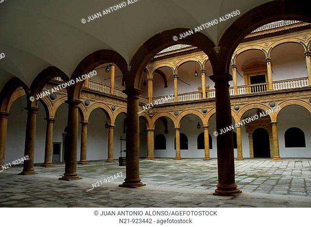 Archways in the Hospital de San Juan Bautista. Also called 'de Tavera' or 'de Afuera'. 16th century. Nowadays, it is a museum