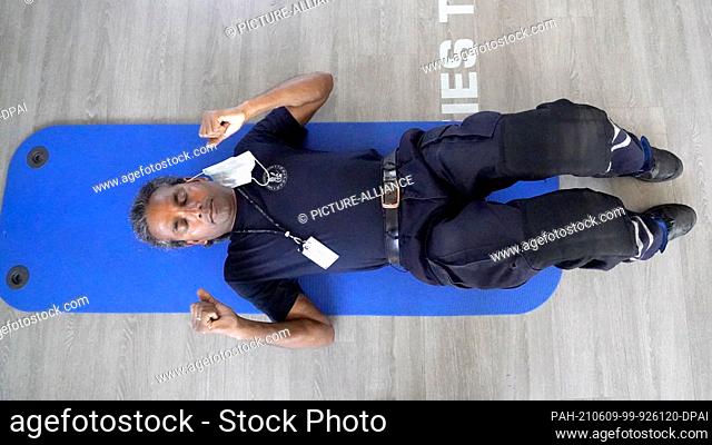 09 June 2021, Hamburg: Kundan Sinha, aircraft handling employee, works out in the gym on the airport grounds. After many months of corona-related short-time...