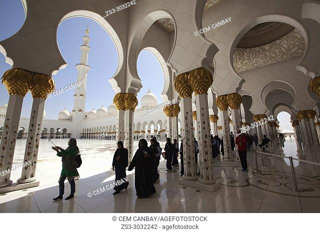 Visitors in Sheikh Zayed Bin Sultan Al Nahyan Mosque, Abu Dhabi, United Arab Emirates, Middle East