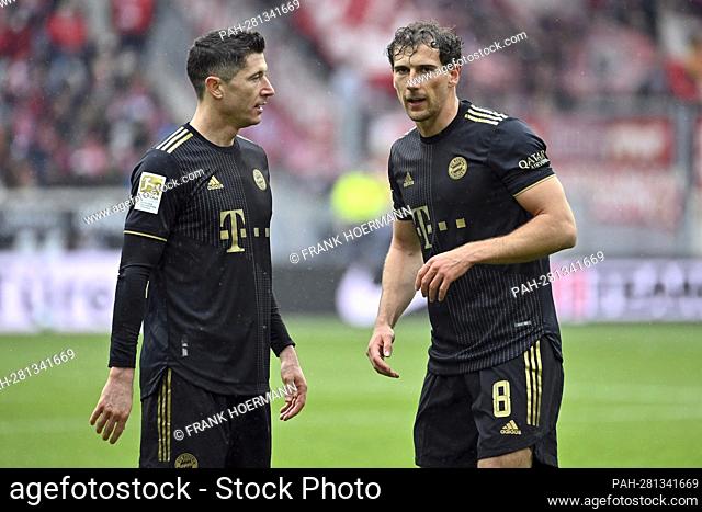 From left: Robert LEWANDOWSKI (FC Bayern Munich) with Leon GORETZKA (FC Bayern Munich), action. Soccer 1st Bundesliga season 2021/2022, 28