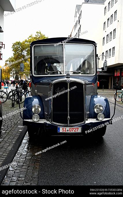 27 October 2023, North Rhine-Westphalia, Cologne: A vintage bus from the 1930s of the Swiss car manufacturer SAURER stands at the roadside Photo: Horst...