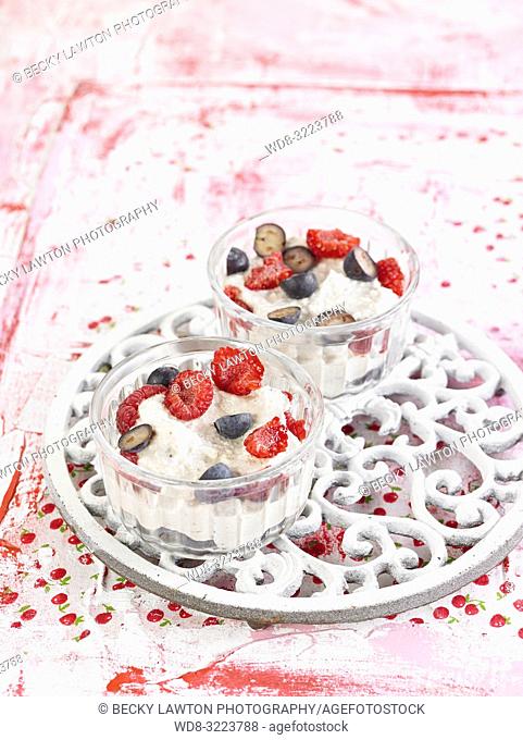mousse de yogurt con frambuesas y arandanos. / yoghurt mousse with raspberries and cranberries