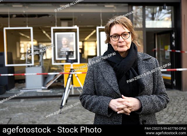15 February 2023, Lower Saxony, Achim: Daniela Behrens (SPD), Interior Minister of Lower Saxony, in front of a bank branch with a blown-up ATM