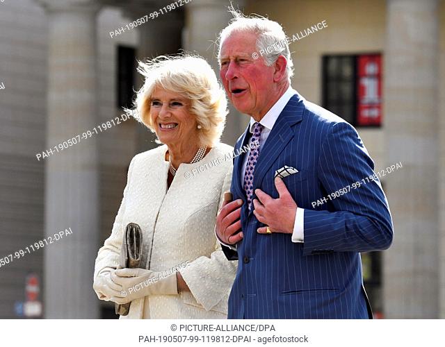 07 May 2019, Berlin: British Prince Charles and his wife, Duchess Camilla, are standing in front of the Brandenburg Gate