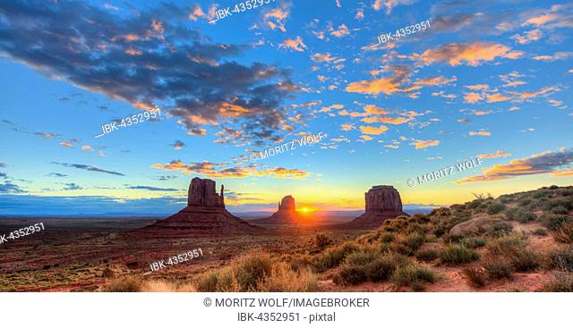 Sunrise, mesas West Mitten Butte, East Mitten Butte, Merrick Butte, Scenic Drive, Monument Valley, Monument Valley, Navajo Tribal Park, Navajo Nation, Arizona