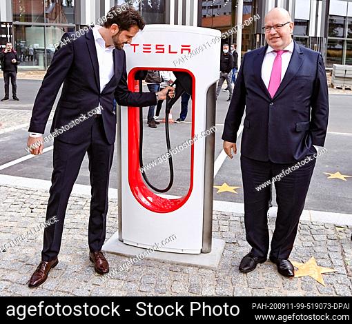 10 September 2020, Berlin: Simon Zwahlen (l), German head of Tesla, and Peter Altmeier (CDU), Federal Minister of Economics