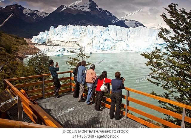Tourists view Perito Moreno glacier front from platform, Parque Nacional Los Glaciares, Patagonia, Argentina