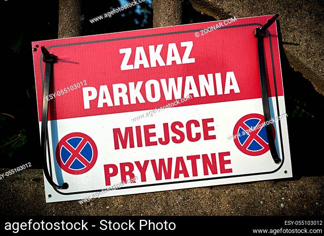 Schild in Polen mit der Aufschrift Parken verboten, Privatparkplatz