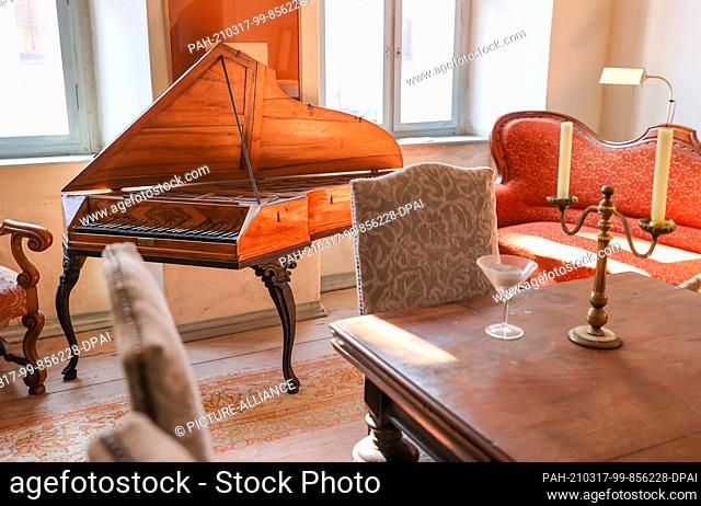 11 March 2021, Saxony-Anhalt, Köthen: A fortepiano stands in the historic Prinzenhaus. The owner, a restorer and collector of historical keyboard instruments