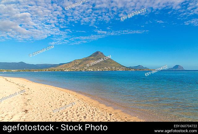 Strand von Flic en flac mit blick auf Tourelle du Tamarin Mauritius