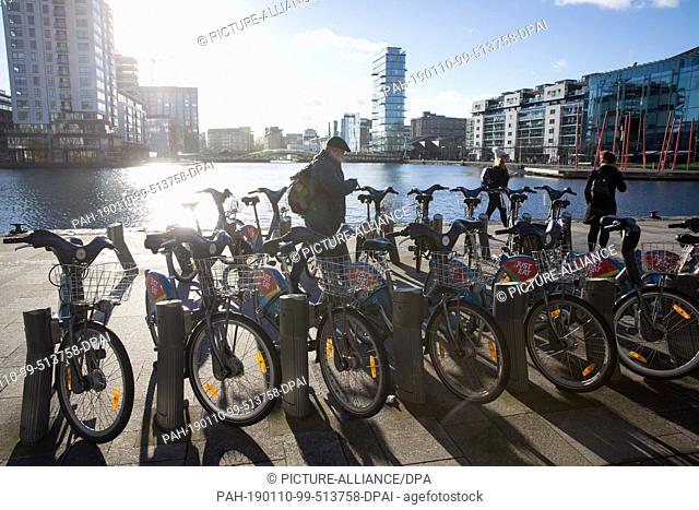 03 December 2018, Ireland, Dublin: Rental bikes from ""dublinbikes"" are available at Grand Canal Square in the Docklands