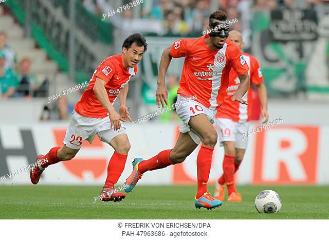 Mainz' Shinji Okazaki (L-R), Maxim Choupo-Moting und Elkin Soto in action during the Bundesliga soccer match between 1. FSV Mainz and SV Werder Bremen at Coface...