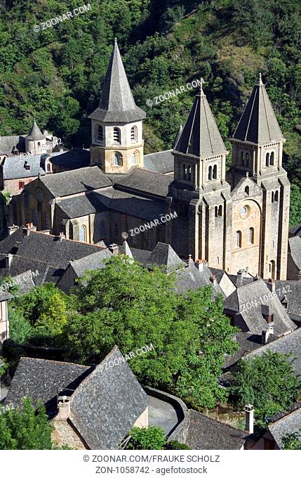 Frankreich, Midi-Pyrenees, Conques, Blick auf die Stadt mit Kirche Sainte-Foy (11./12.Jahrhundert), romanische Klosterkirche