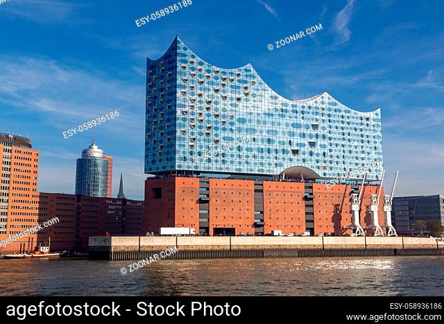 Die Elbphilharmonie im Hamburger Hafen. Elbphilharmonie in the harbour of Hamburg, Germany