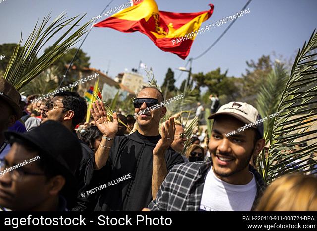 10 April 2022, Israel, Jerusalem: Christian worshippers hold palm fronds as they take part in the Palm Sunday procession in Jerusalem