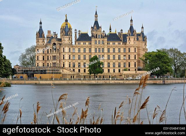 Das Schweriner Schloss, Sitz der Landesregierung von Mecklenburg, in einer Ansicht vom Ufer aus. The Schwerin Palace (also known as Schwerin Castle