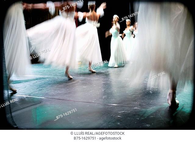 representacion de ballet clasico en el escenario de un teatro, representation of classical ballet on the stage of a theater