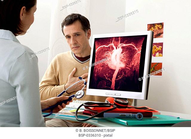 ANGIOLOGY CONSULTATION MAN Models. On screen, cardiac angiography (healthy)