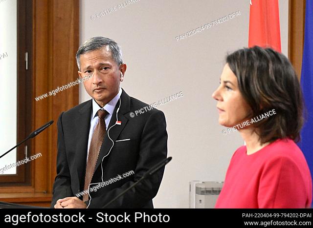 04 April 2022, Berlin: German Foreign Minister Annalena Baerbock (Alliance 90/The Greens) and Singapore's Foreign Minister Vivian Balakrishnan issue a joint...
