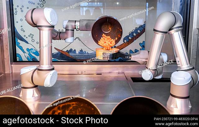 PRODUCTION - 20 July 2023, Schleswig-Holstein, Grömitz: A robot fills a finished dish into a bowl. Photo: Markus Scholz/dpa