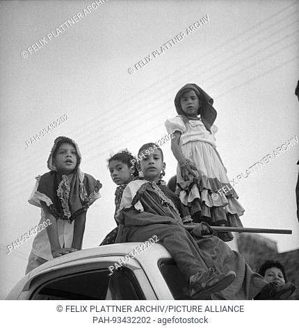 Dressed children on an autodach, Barranquilla (Atlantico), Columbia, 1958. | usage worldwide. - Barranquilla (Atlantico)/Colombia