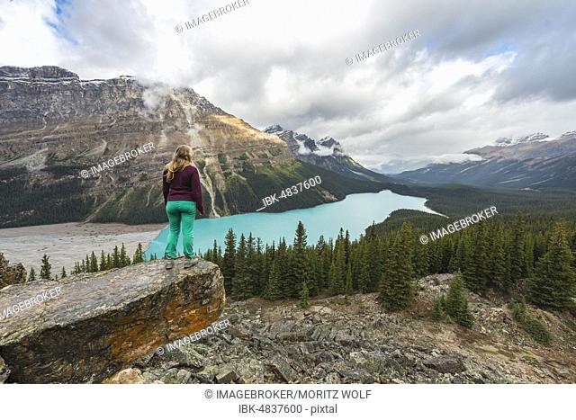 Hiker looks out into nature, turquoise lake, Peyto Lake, Rocky Mountains, Banff National Park, Alberta Province, Canada, North America