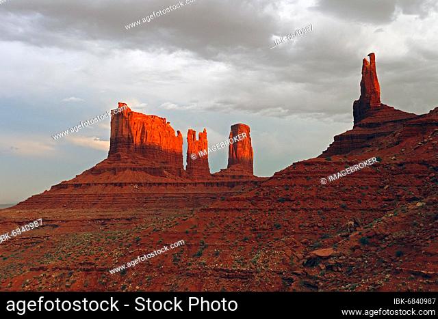 Monument Valley, last light, Navajo Reservation, Arizona/Utah, USA, North America