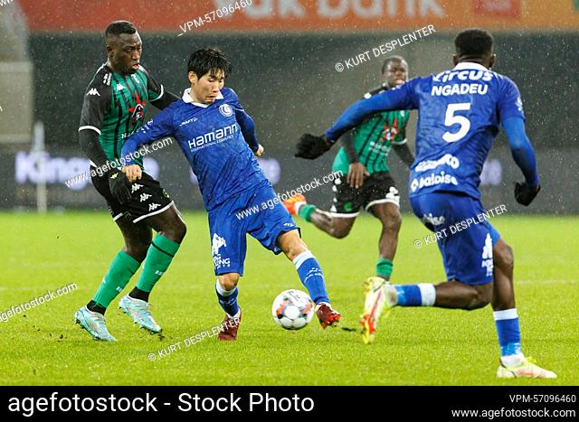 Cercle's Kevin Denkey and Gent's Hyunseok Hong fight for the ball during a soccer game between KAA Gent and Cercle Brugge, Tuesday 20 December 2022 in Gent