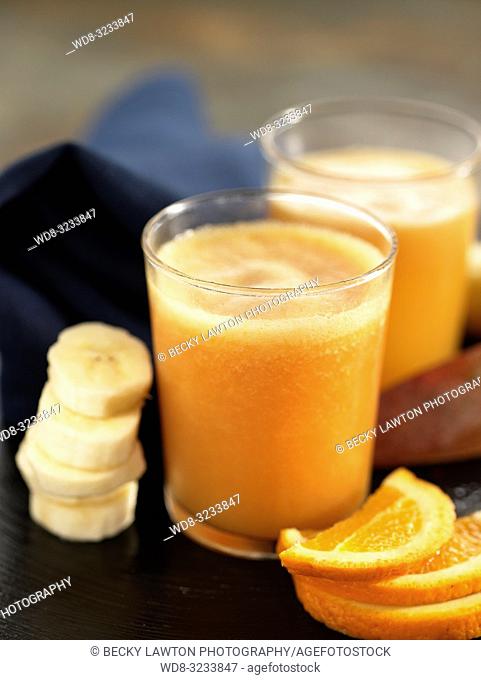 zumo de pina, naranja, mango y platano. / pineapple, orange, mango and banana juice
