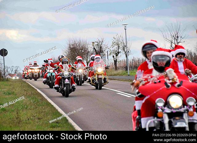 06 December 2023, Rhineland-Palatinate, Neustadt an der Weinstraße: The ""Harley Davidson Riding Santas"" are ""on the road again"" on St