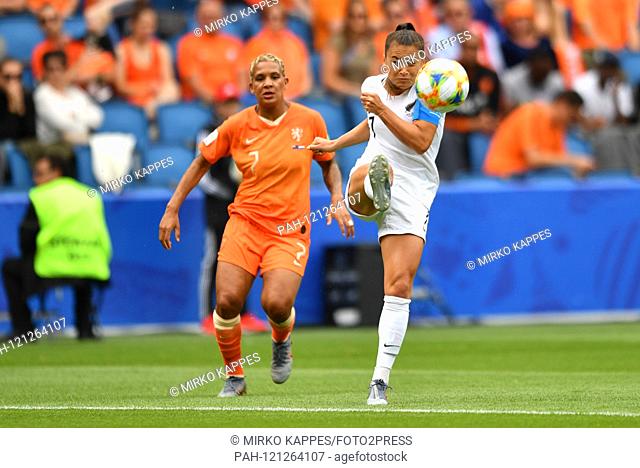 Ali Riley (New Zealand) (7) clears the ball ahead of Shanice van de Sanden (Netherlands, Netherlands, 7), 11.06.2019, Le Havre (France), Football